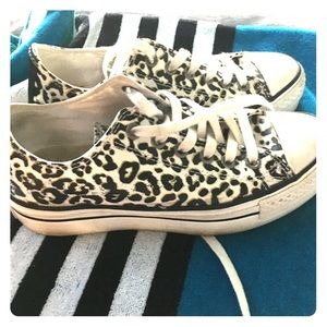 Fashion tennis shoes